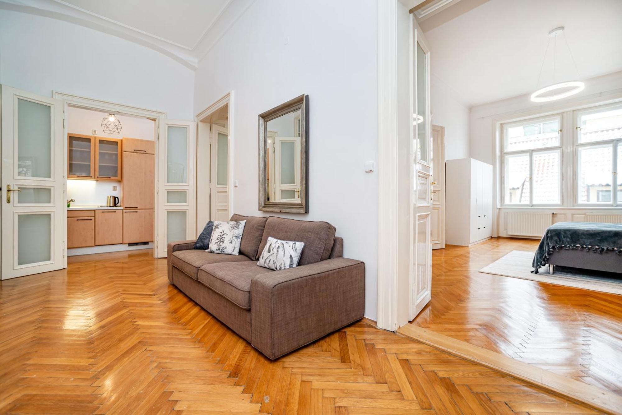Lejlighed Spacious Two-bedroom In Old Town