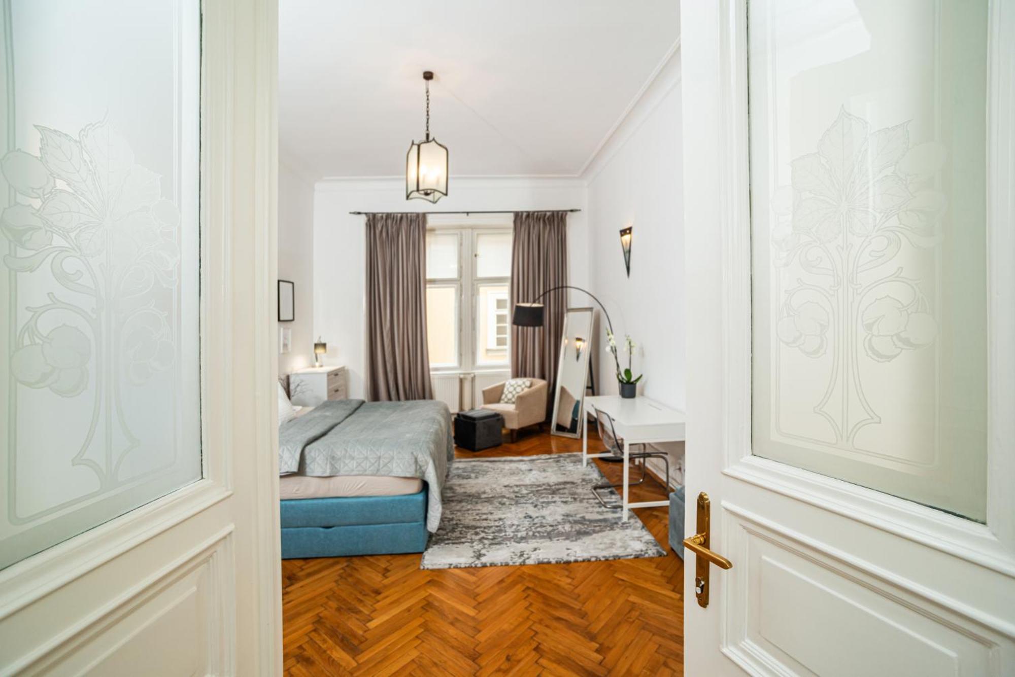 Spacious Two-bedroom In Old Town Lejlighed