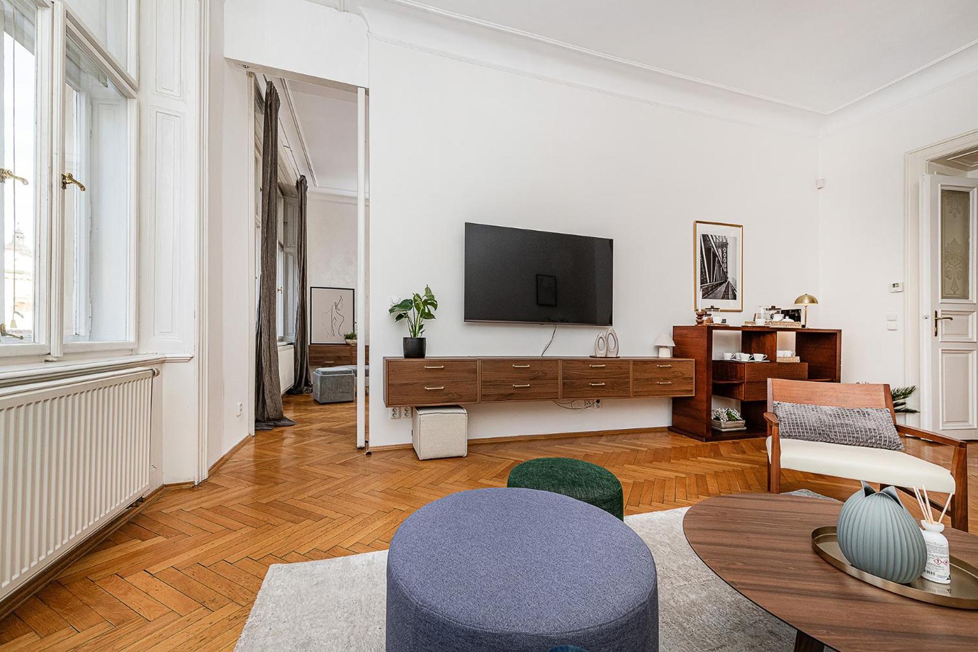 Spacious Two-bedroom In Old Town Apartmán
