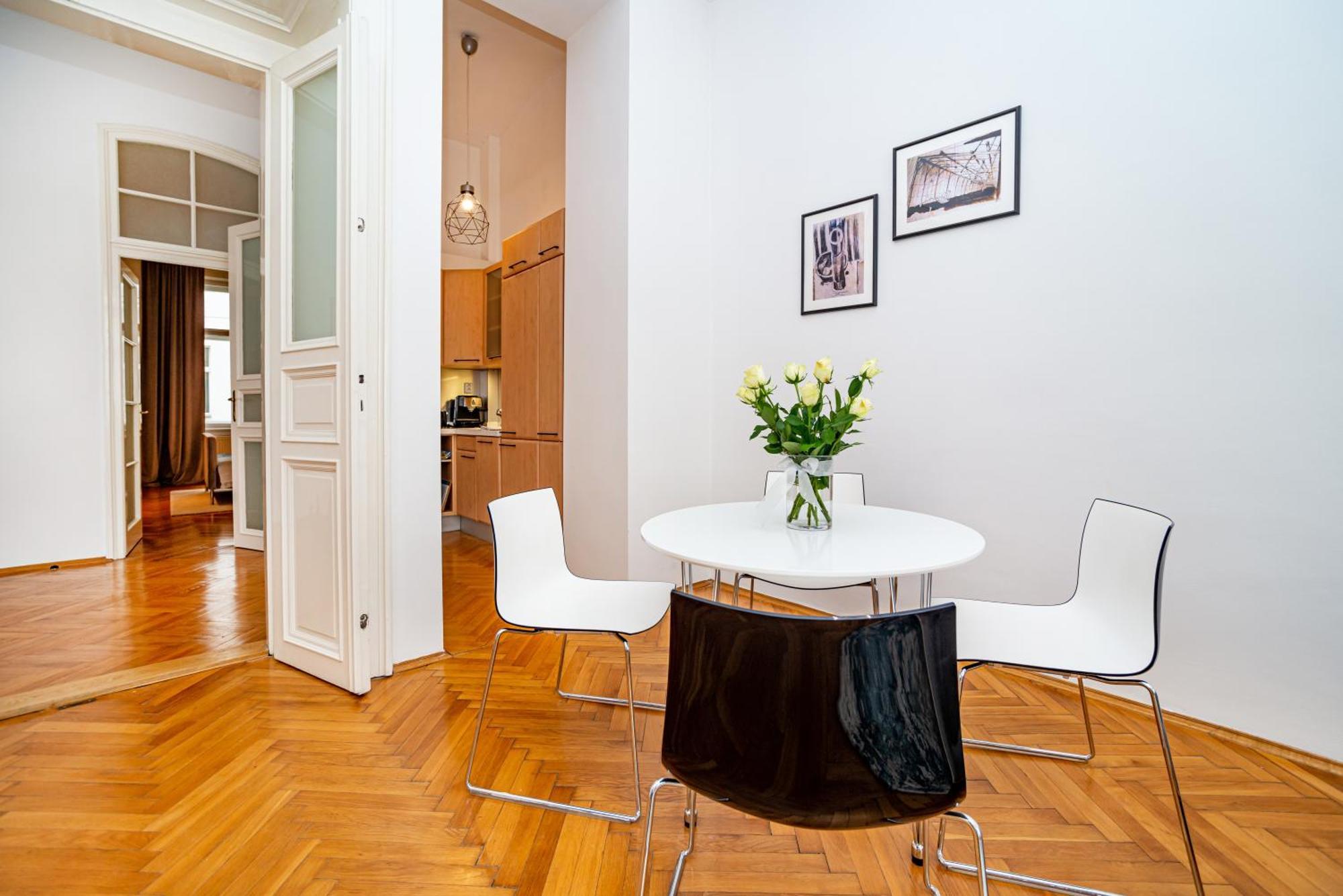 Spacious Two-bedroom In Old Town Praha