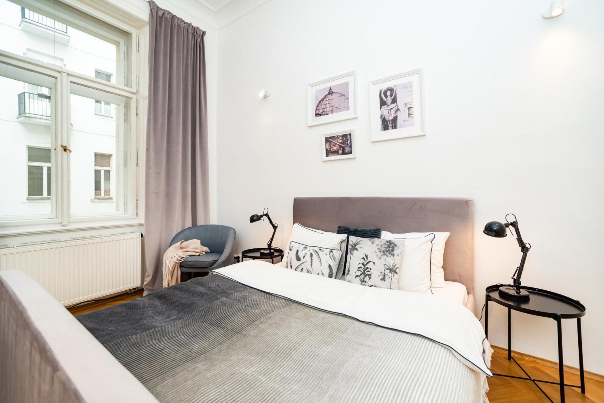 Spacious Two-bedroom In Old Town Apartmán