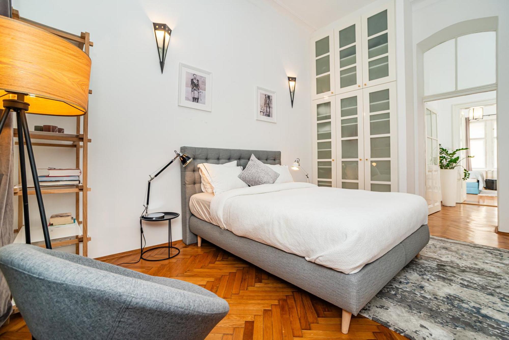 Spacious Two-bedroom In Old Town Apartmán